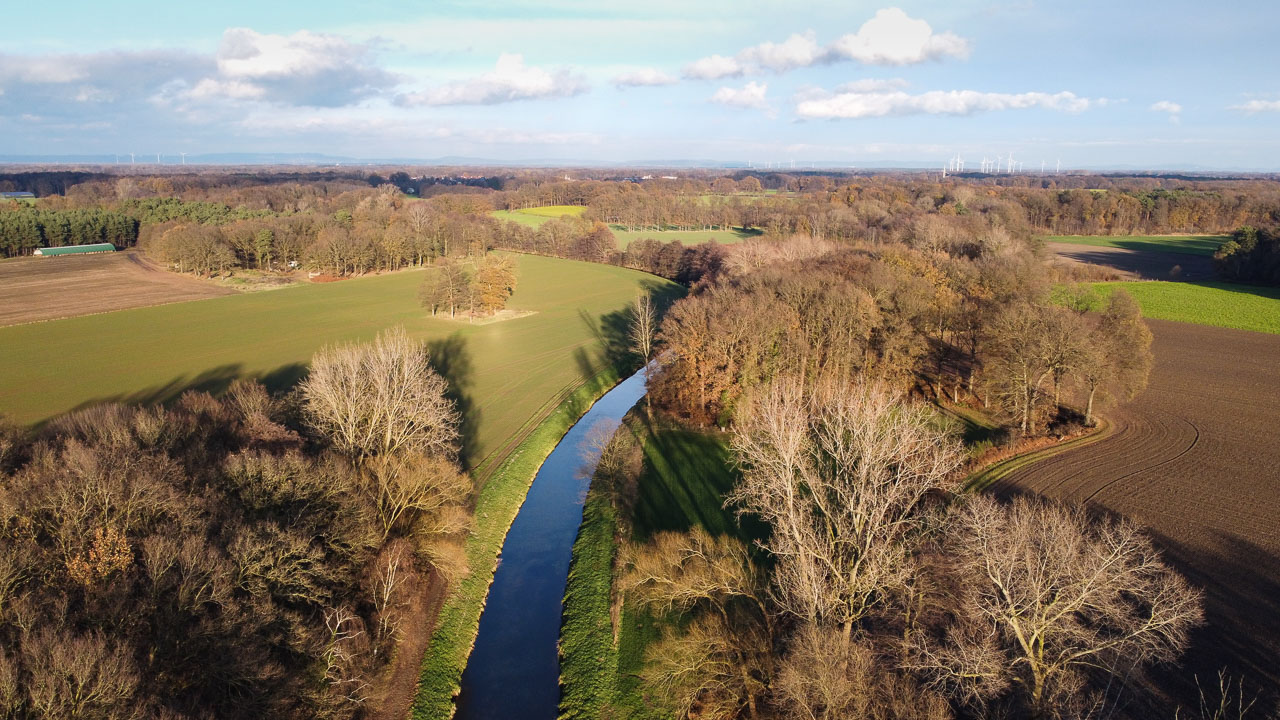 Die Hessel ist ein 40 km langer Nebenfluss der Ems. Der Fluss mündet bei Einen in die Ems.