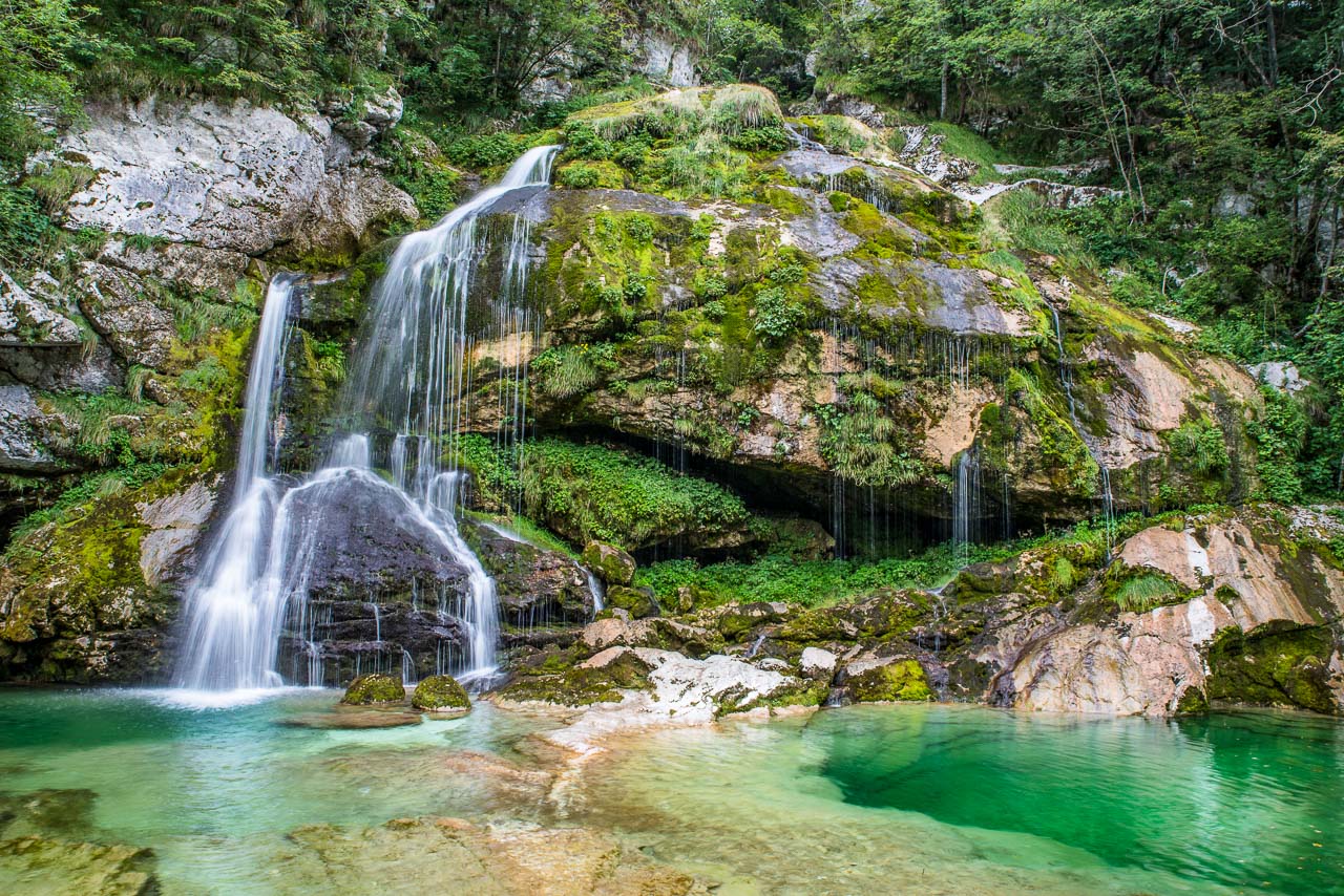 Der Wasserfall Slap Virje fällt aus 12 m Höhe in glasklare grüne Gumpen