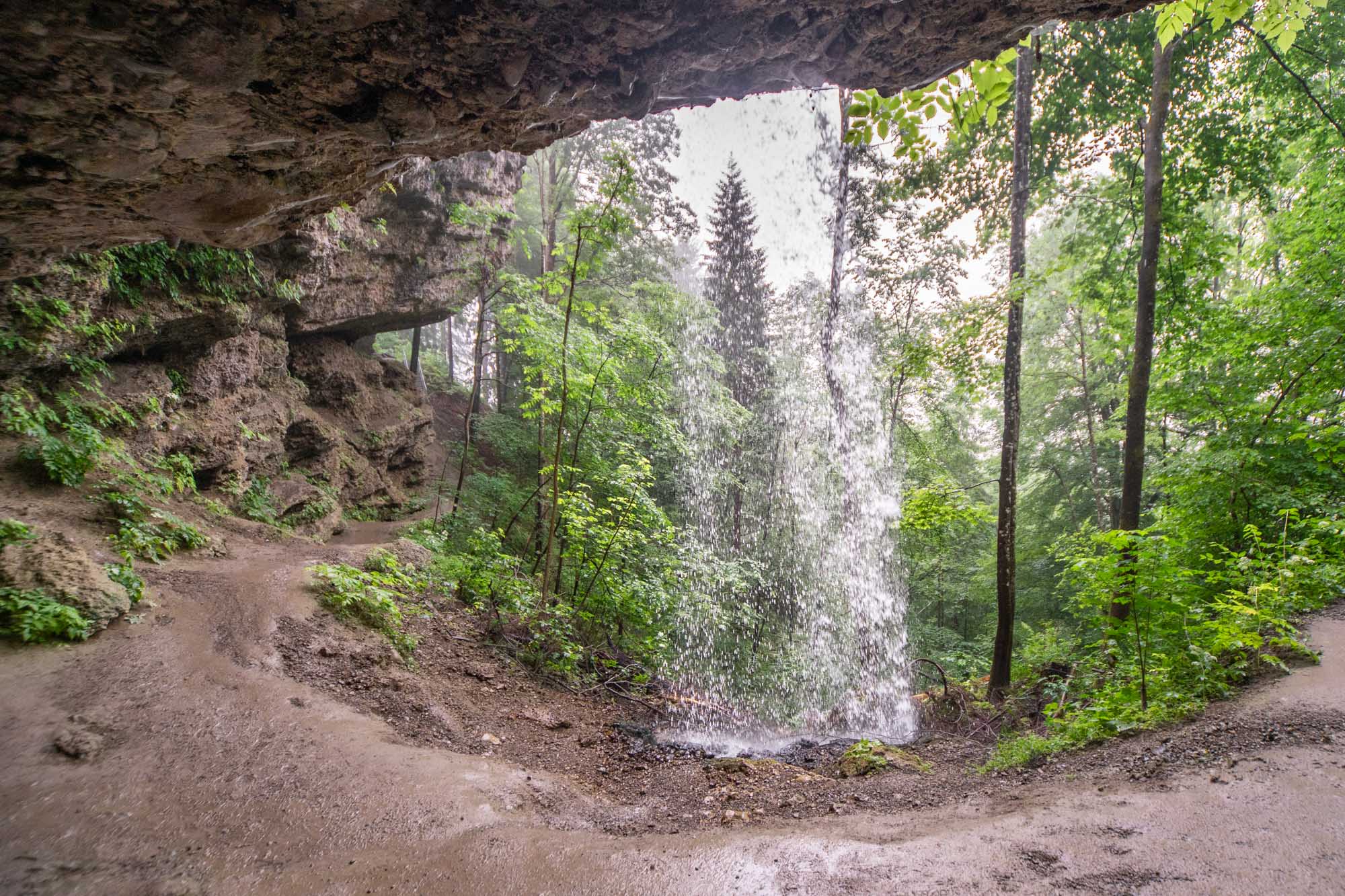 HInter dem Hinanger Wasserfall